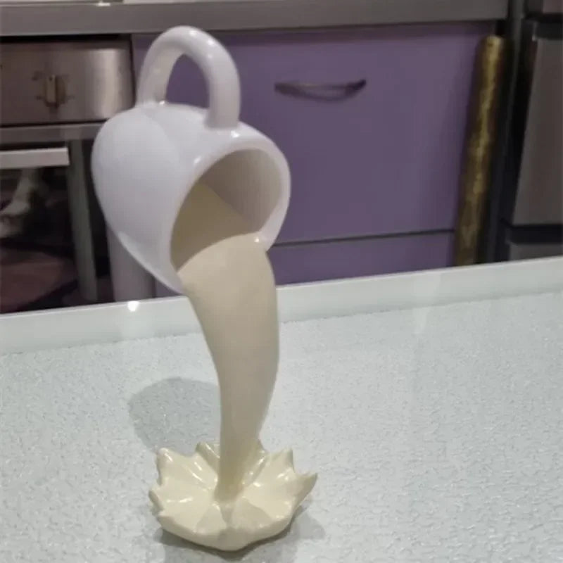 Café suspendu : sculpture artistique en forme de tasse flottante